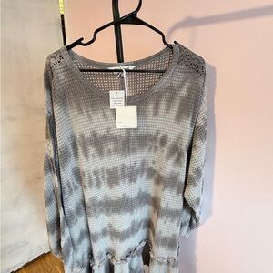 DAVI & DANI Gray Tie-Dye Tunic Top